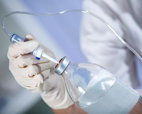 Für eine Immunbooster-Infusion, zur Stärkung von Gesundheit, bereitet eine Arzthelferin der Frankfurter Privatpraxis für Dermatologie einen Wirkstoffcocktail mit einer individuell zusammengestellten Wirkstoff-Mischung für eine Infusionstherapie auf.