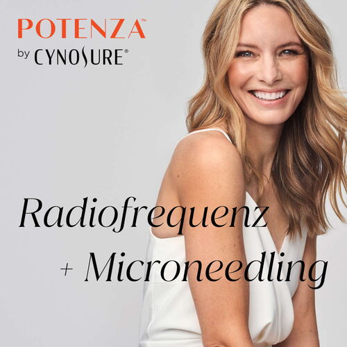 Werbeplakat für eine Radiofrequenz plus Microneedling Hautbehandlung mit dem multifunktionalen Gerät POTENZA von Cynosure. Frau mittleren Alters mit langen Haaren in einem legeren Oberteil lacht vergnügt in die Kamera. Ihre Gesichtsfalten sind gemildert.