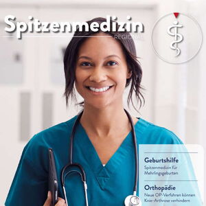 Das freundliche Gesicht des Titelbildes der Zeitschrift Spitzenmedizin vom März 2025, in der ein Artikel für Stammzellentherapie gegen Haarausfall abgedruckt wurde, ist eine junge Ärztin. Sie trägt Chirurgen-Kleidung. Um Ihren Hals hängt ein Stethoskop.