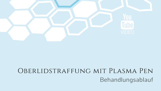 Auf einem hellblauen Hintergrund liegt eine weiße Wabenstruktur, die geheilten Hautzellen nachempfunden wird. In der Mitte ist ein Icon für das Abspielen eines Videos angebracht. Darüber steht eine Überschrift Behandlungsvideo Plasma Pen.