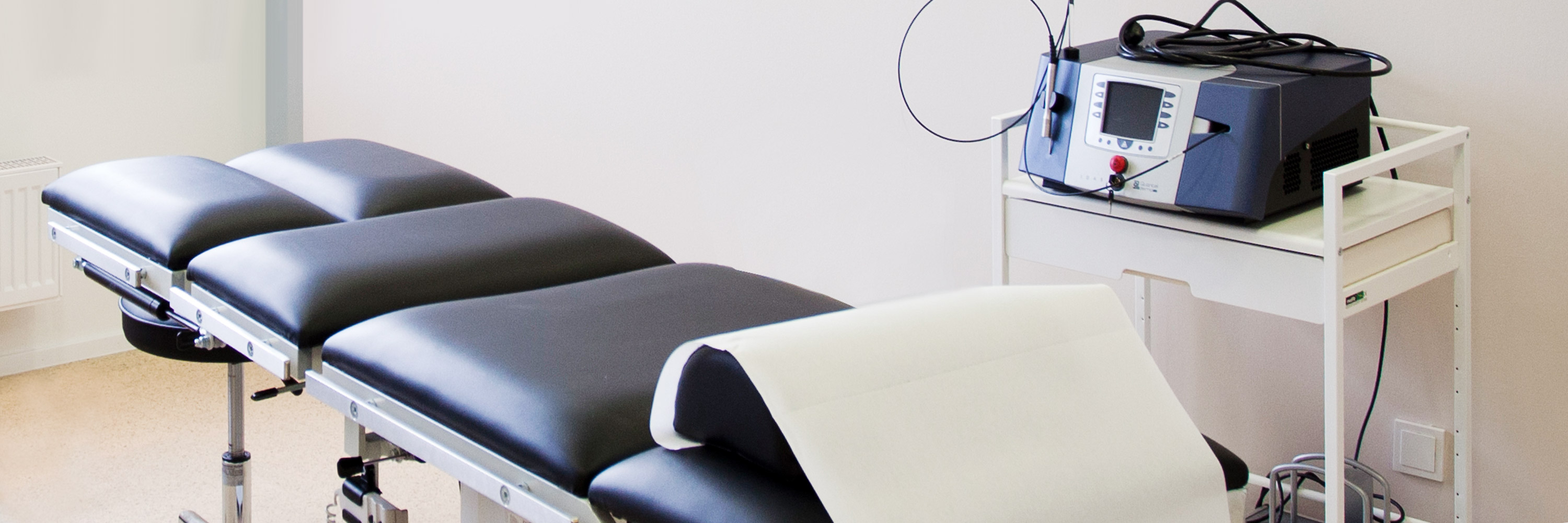 Operating couch for operative dermatology in the rooms of the dermatological private doctor's practice in Frankfurt. Malignant skin changes, precursors such as melanoma, carcinoma, actinic keratosis, conspicuous moles, fibroids, cysts are removed here.