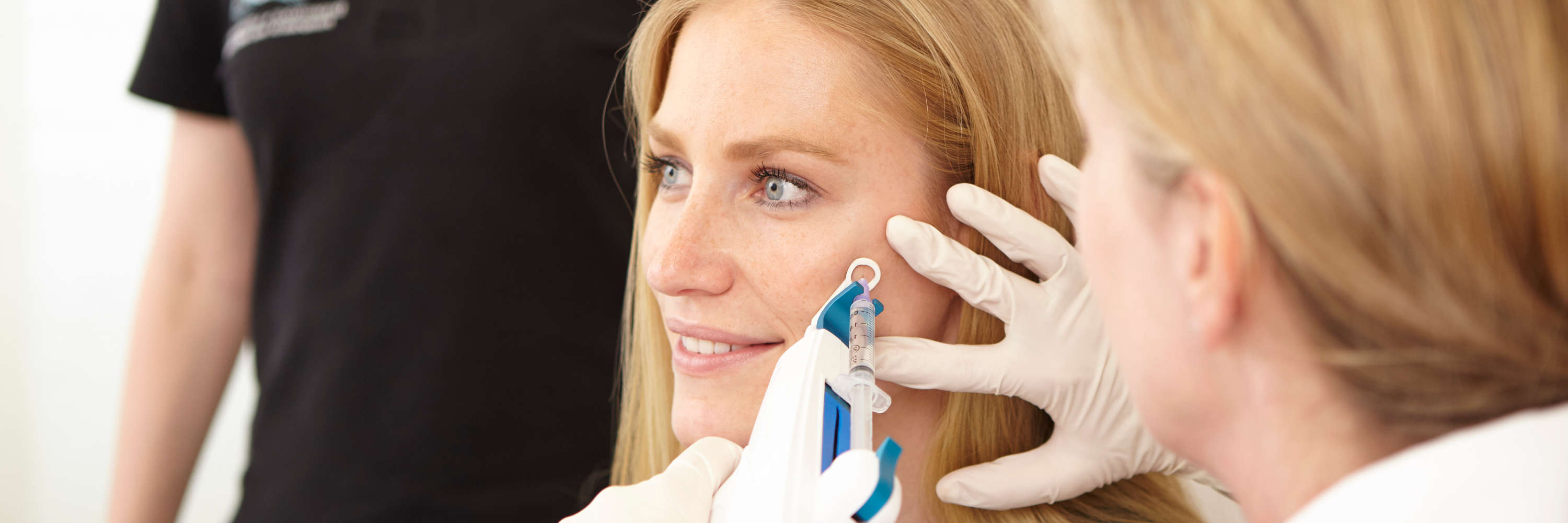Während einer PRP-Therapie zur Hautverjüngung, anschließend gegen Haarausfall, wird einer jungwirkenden Patientin angereichertes körpereigenes Blutplasma unter die Haut eingearbeitet. Blutplasma wurde aus einer Blutentnahme durch Zentrifugation gewonnen.