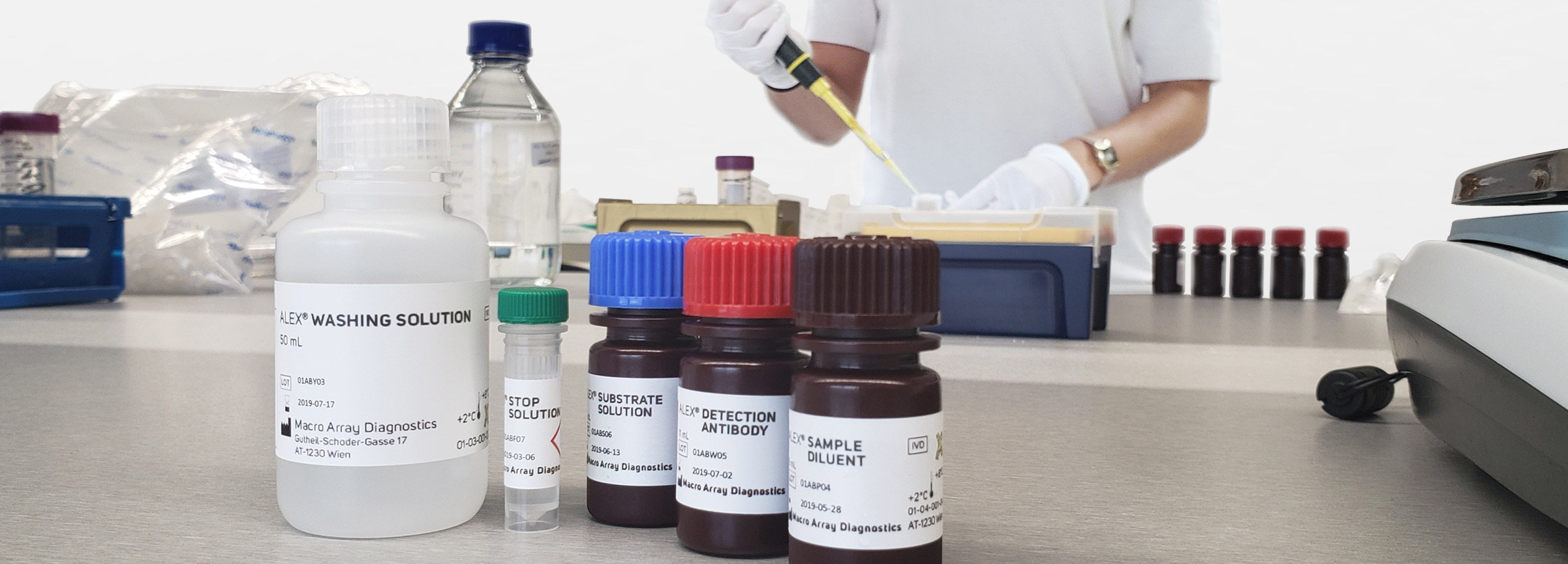 Im Labor für innovativen Diagnoseverfahren von Haut-, Nagelpilzen, Allergenen bereitet eine Fachangestellte unserer Privatpraxis in der Innenstadt die Auswertung einer Patienten-Probe vor. Im Vordergrund sind Behälter für Alex-Allergiediagnostik zu sehen.