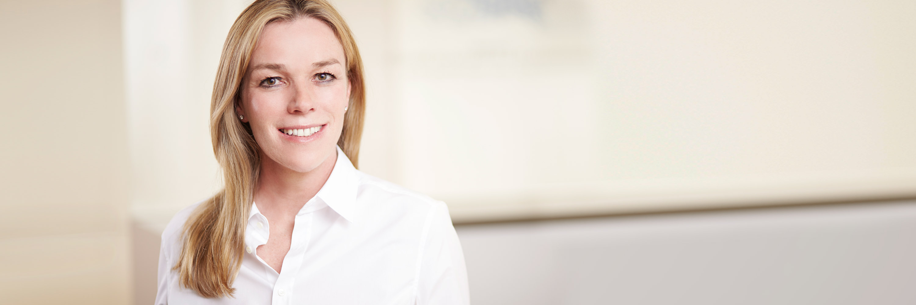 Dermatologist with long blond hair wears a white shirt. She smiles, her eyes shine. Heidi Dötterer-Rieg is a specialist in skin cancer screening, classic/surgical dermatology, tumor surgery, laser therapy, medical cosmetics and allergology.